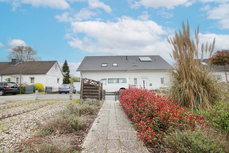 Immobilienangebot - Düsseldorf - Alle - Reihenendhaus in Unterrath mit viel Potenzial: Sanierungsbedürftig mit Garten & Stellplatz
