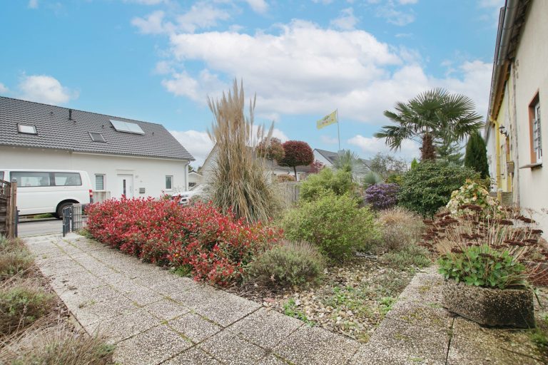 Immobilienangebot - Düsseldorf - Alle - Reihenendhaus in Unterrath mit viel Potenzial: Sanierungsbedürftig mit Garten & Stellplatz