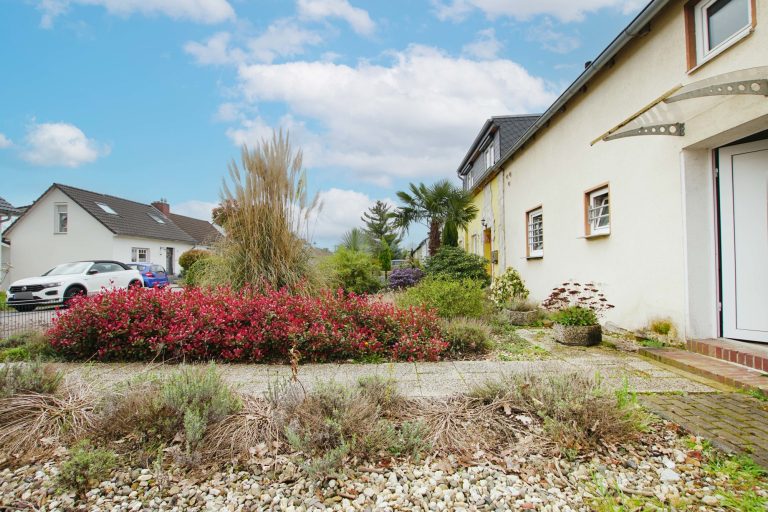 Immobilienangebot - Düsseldorf - Alle - Reihenendhaus in Unterrath mit viel Potenzial: Sanierungsbedürftig mit Garten & Stellplatz