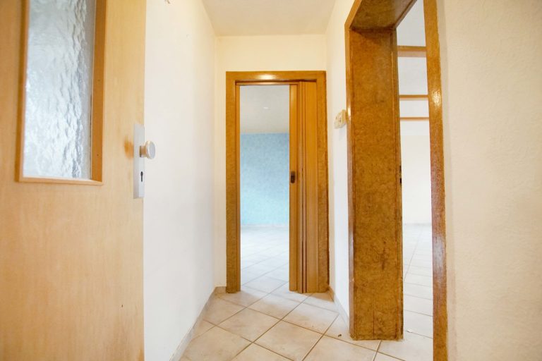 Immobilienangebot - Düsseldorf - Alle - Reihenendhaus in Unterrath mit viel Potenzial: Sanierungsbedürftig mit Garten & Stellplatz