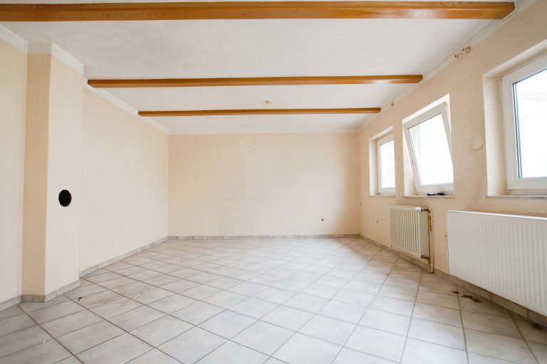 Immobilienangebot - Düsseldorf - Alle - Reihenendhaus in Unterrath mit viel Potenzial: Sanierungsbedürftig mit Garten & Stellplatz
