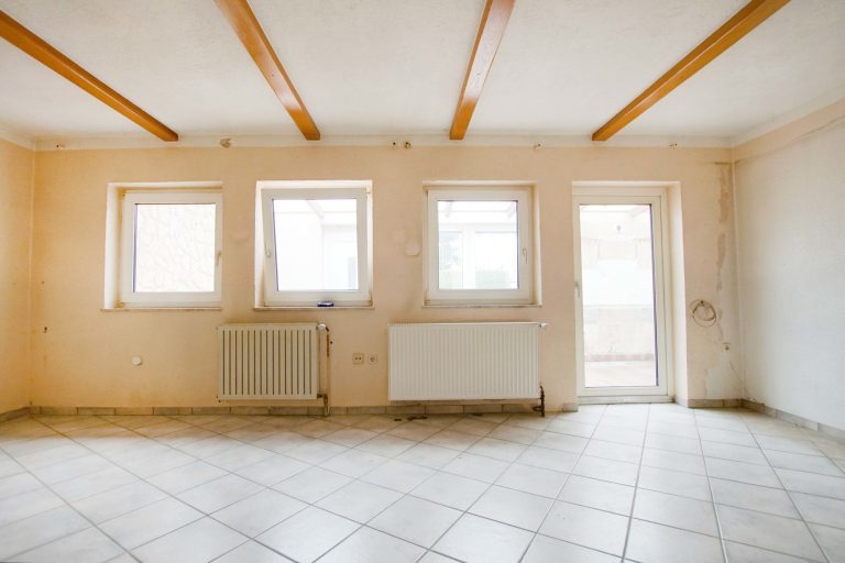 Immobilienangebot - Düsseldorf - Alle - Reihenendhaus in Unterrath mit viel Potenzial: Sanierungsbedürftig mit Garten & Stellplatz