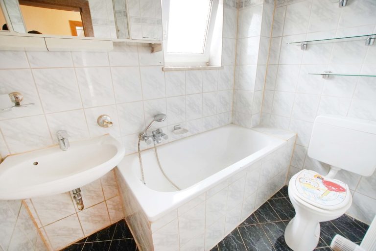 Immobilienangebot - Düsseldorf - Alle - Reihenendhaus in Unterrath mit viel Potenzial: Sanierungsbedürftig mit Garten & Stellplatz