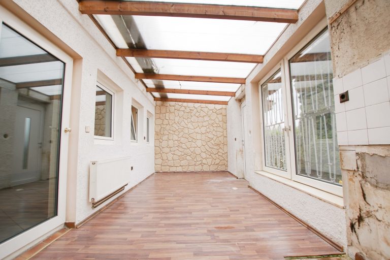 Immobilienangebot - Düsseldorf - Alle - Reihenendhaus in Unterrath mit viel Potenzial: Sanierungsbedürftig mit Garten & Stellplatz