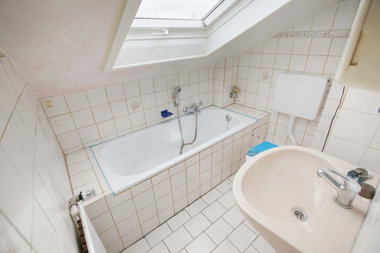 Immobilienangebot - Düsseldorf - Alle - Reihenendhaus in Unterrath mit viel Potenzial: Sanierungsbedürftig mit Garten & Stellplatz
