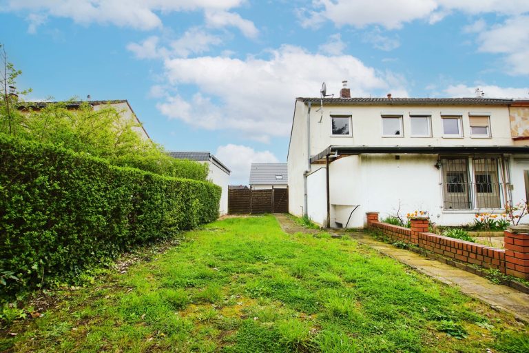 Immobilienangebot - Düsseldorf - Alle - Reihenendhaus in Unterrath mit viel Potenzial: Sanierungsbedürftig mit Garten & Stellplatz