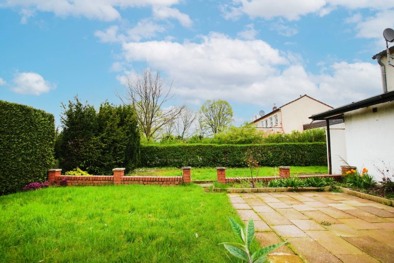Immobilienangebot - Düsseldorf - Alle - Reihenendhaus in Unterrath mit viel Potenzial: Sanierungsbedürftig mit Garten & Stellplatz