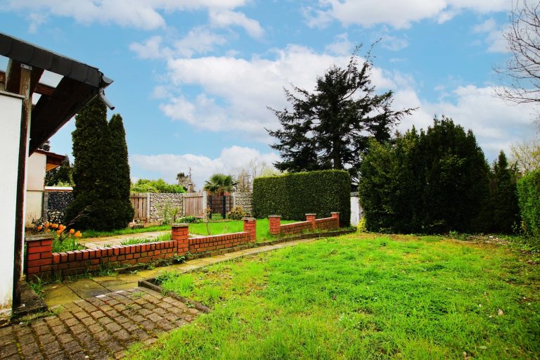 Immobilienangebot - Düsseldorf - Alle - Reihenendhaus in Unterrath mit viel Potenzial: Sanierungsbedürftig mit Garten & Stellplatz