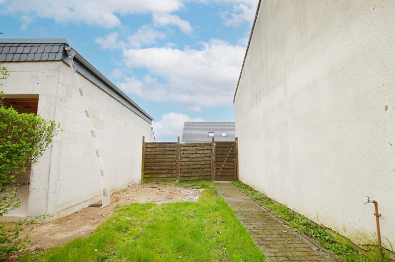 Immobilienangebot - Düsseldorf - Alle - Reihenendhaus in Unterrath mit viel Potenzial: Sanierungsbedürftig mit Garten & Stellplatz