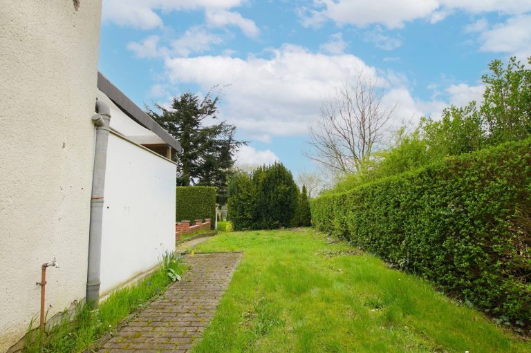Immobilienangebot - Düsseldorf - Alle - Reihenendhaus in Unterrath mit viel Potenzial: Sanierungsbedürftig mit Garten & Stellplatz