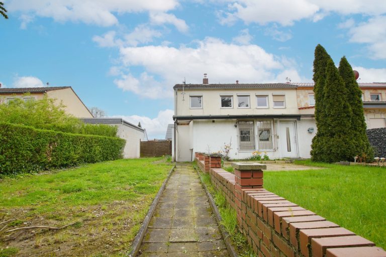 Immobilienangebot - Düsseldorf - Alle - Reihenendhaus in Unterrath mit viel Potenzial: Sanierungsbedürftig mit Garten & Stellplatz