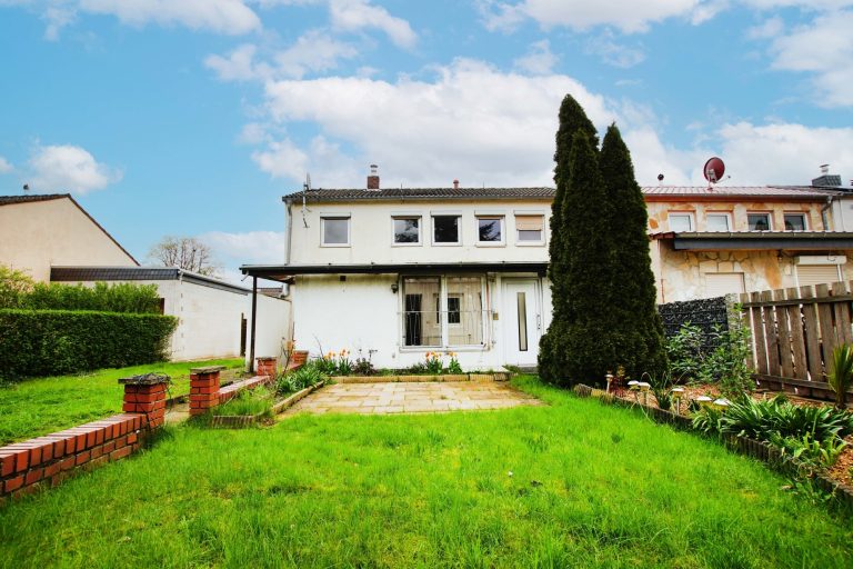 Immobilienangebot - Düsseldorf - Alle - Reihenendhaus in Unterrath mit viel Potenzial: Sanierungsbedürftig mit Garten & Stellplatz