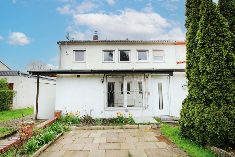 Immobilienangebot - Düsseldorf - Alle - Reihenendhaus in Unterrath mit viel Potenzial: Sanierungsbedürftig mit Garten & Stellplatz