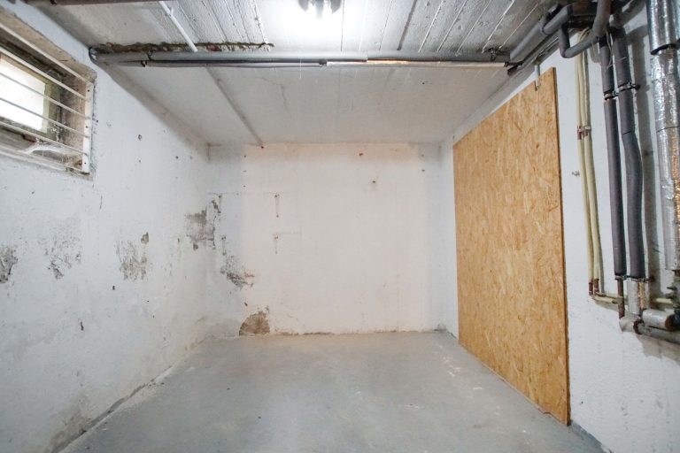 Immobilienangebot - Düsseldorf - Alle - Reihenendhaus in Unterrath mit viel Potenzial: Sanierungsbedürftig mit Garten & Stellplatz