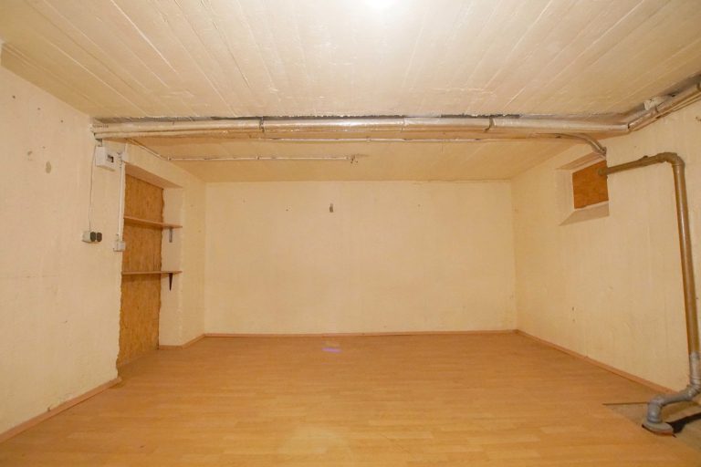 Immobilienangebot - Düsseldorf - Alle - Reihenendhaus in Unterrath mit viel Potenzial: Sanierungsbedürftig mit Garten & Stellplatz