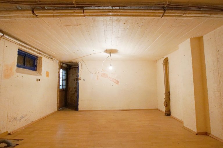 Immobilienangebot - Düsseldorf - Alle - Reihenendhaus in Unterrath mit viel Potenzial: Sanierungsbedürftig mit Garten & Stellplatz
