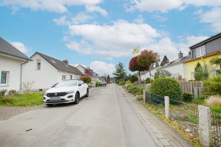 Immobilienangebot - Düsseldorf - Alle - Reihenendhaus in Unterrath mit viel Potenzial: Sanierungsbedürftig mit Garten & Stellplatz