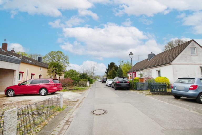 Immobilienangebot - Düsseldorf - Alle - Reihenendhaus in Unterrath mit viel Potenzial: Sanierungsbedürftig mit Garten & Stellplatz