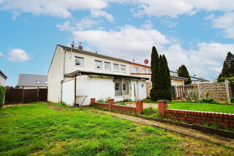 Immobilienangebot - Düsseldorf - Alle - Reihenendhaus in Unterrath mit viel Potenzial: Sanierungsbedürftig mit Garten & Stellplatz