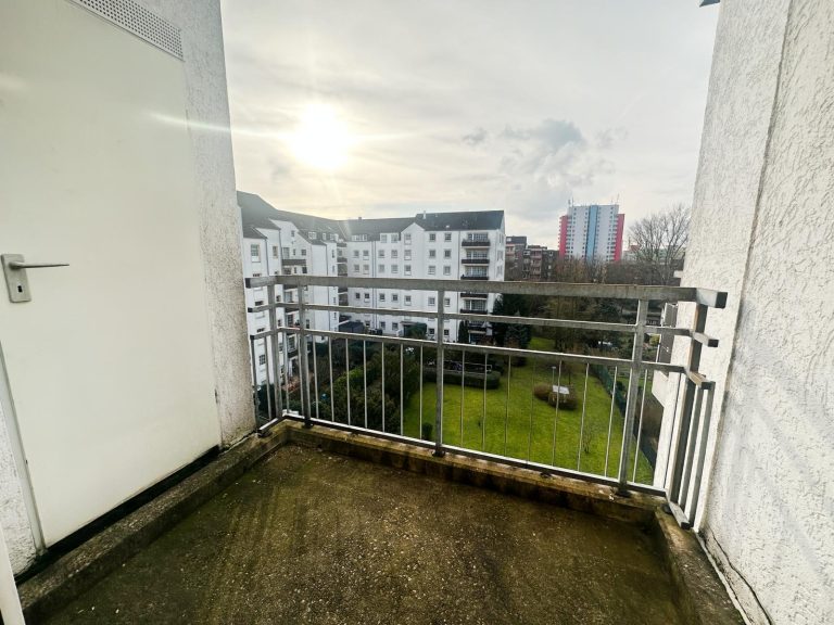 Immobilienangebot - Düsseldorf - Alle - Reisholz: Zwei ETWs im Paket in gepflegtem MFH als Kapitalanlage - Balkone und TG-Stellplätze on top