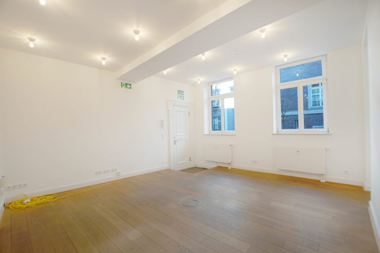 Immobilienangebot - Düsseldorf / Altstadt - Alle - Altstadt: ca. 89 m² moderne Arbeitswelt im historischen Ambiente – helles Büro mit Terrasse