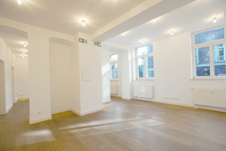 Immobilienangebot - Düsseldorf / Altstadt - Alle - Altstadt: ca. 89 m² moderne Arbeitswelt im historischen Ambiente – helles Büro mit Terrasse
