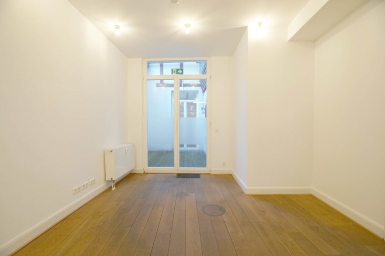 Immobilienangebot - Düsseldorf / Altstadt - Alle - Altstadt: ca. 89 m² moderne Arbeitswelt im historischen Ambiente – helles Büro mit Terrasse