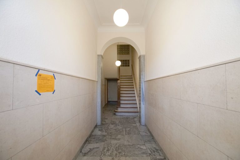 Immobilienangebot - Düsseldorf / Altstadt - Alle - Carlstadt: Charmante 3,5-Zimmer-Altbauwohnung mit Blick auf den Spee’schen Graben in zentraler Lage