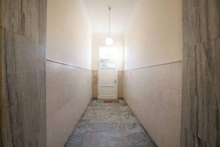 Immobilienangebot - Düsseldorf / Altstadt - Alle - Carlstadt: Charmante 3,5-Zimmer-Altbauwohnung mit Blick auf den Spee’schen Graben in zentraler Lage