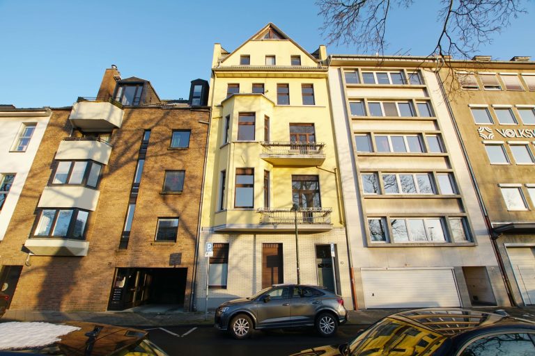 Immobilienangebot - Düsseldorf / Altstadt - Alle - Carlstadt: Charmante 3,5-Zimmer-Altbauwohnung mit Blick auf den Spee’schen Graben in zentraler Lage