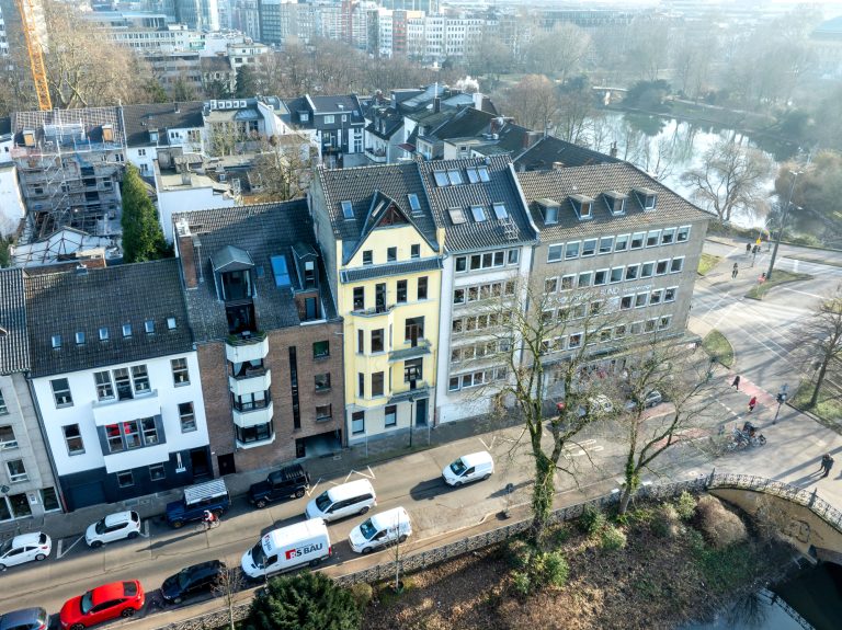 Immobilienangebot - Düsseldorf / Altstadt - Alle - Carlstadt: Charmante 3,5-Zimmer-Altbauwohnung mit Blick auf den Spee’schen Graben in zentraler Lage