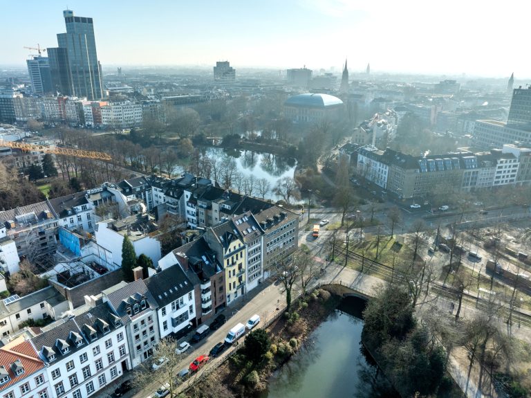 Immobilienangebot - Düsseldorf / Altstadt - Alle - Carlstadt: Charmante 3,5-Zimmer-Altbauwohnung mit Blick auf den Spee’schen Graben in zentraler Lage