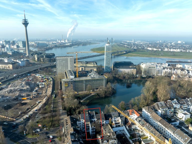 Immobilienangebot - Düsseldorf / Altstadt - Alle - Carlstadt: Charmante 3,5-Zimmer-Altbauwohnung mit Blick auf den Spee’schen Graben in zentraler Lage