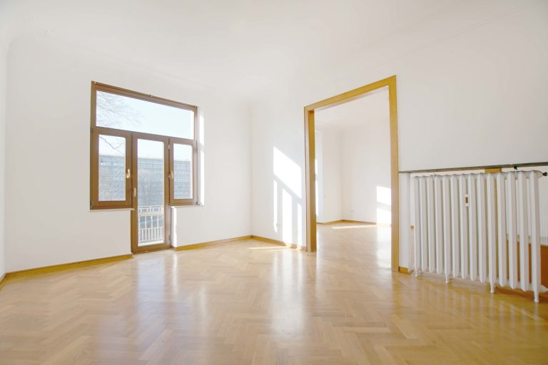 Immobilienangebot - Düsseldorf / Altstadt - Alle - Carlstadt: Charmante 3,5-Zimmer-Altbauwohnung mit Blick auf den Spee’schen Graben in zentraler Lage