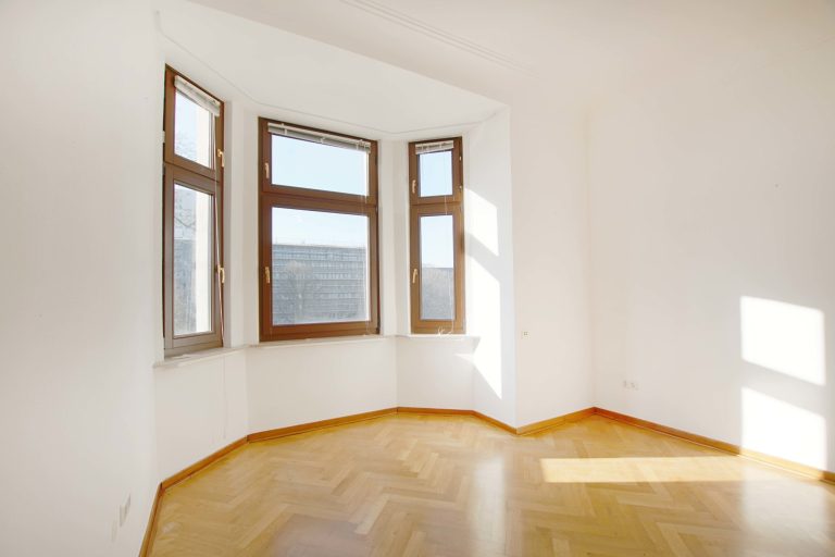 Immobilienangebot - Düsseldorf / Altstadt - Alle - Carlstadt: Charmante 3,5-Zimmer-Altbauwohnung mit Blick auf den Spee’schen Graben in zentraler Lage