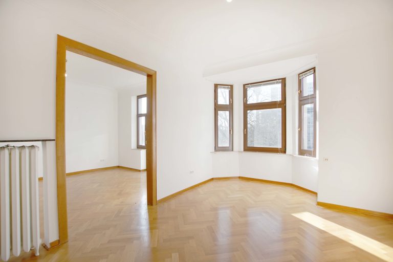 Immobilienangebot - Düsseldorf / Altstadt - Alle - Carlstadt: Charmante 3,5-Zimmer-Altbauwohnung mit Blick auf den Spee’schen Graben in zentraler Lage