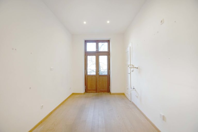 Immobilienangebot - Düsseldorf / Altstadt - Alle - Carlstadt: Charmante 3,5-Zimmer-Altbauwohnung mit Blick auf den Spee’schen Graben in zentraler Lage