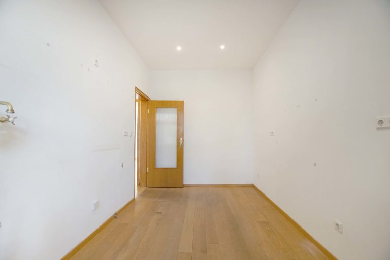Immobilienangebot - Düsseldorf / Altstadt - Alle - Carlstadt: Charmante 3,5-Zimmer-Altbauwohnung mit Blick auf den Spee’schen Graben in zentraler Lage