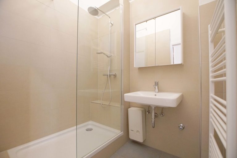 Immobilienangebot - Düsseldorf / Altstadt - Alle - Carlstadt: Charmante 3,5-Zimmer-Altbauwohnung mit Blick auf den Spee’schen Graben in zentraler Lage