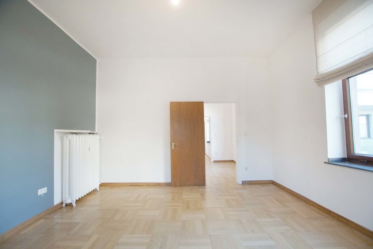 Immobilienangebot - Düsseldorf / Altstadt - Alle - Carlstadt: Charmante 3,5-Zimmer-Altbauwohnung mit Blick auf den Spee’schen Graben in zentraler Lage