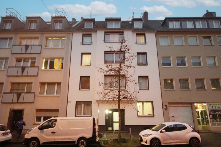 Immobilienangebot - Düsseldorf - Alle - Oberbilk: vermietete und individuell geschnittene 2,5 Zimmerwohnung mit Dachterrasse!