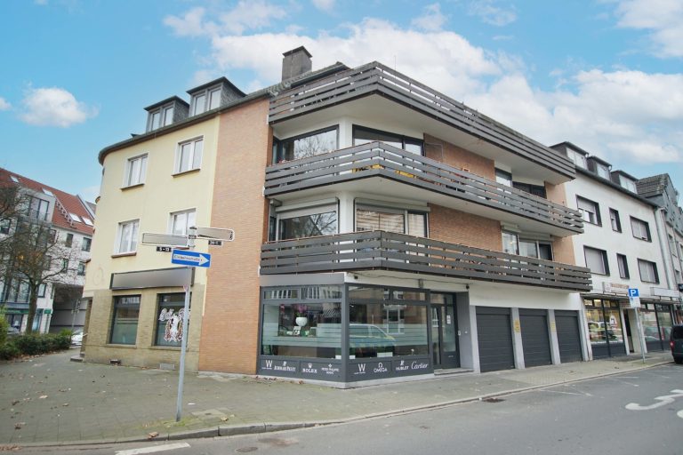 Immobilienangebot - Düsseldorf - Alle - Benrath: lukratives WGH mit 11 Wohneinheiten, 3 Gewerbeflächen & 2 Garagen in zentraler Lage!