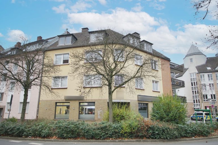 Immobilienangebot - Düsseldorf - Alle - Benrath: lukratives WGH mit 11 Wohneinheiten, 3 Gewerbeflächen & 2 Garagen in zentraler Lage!