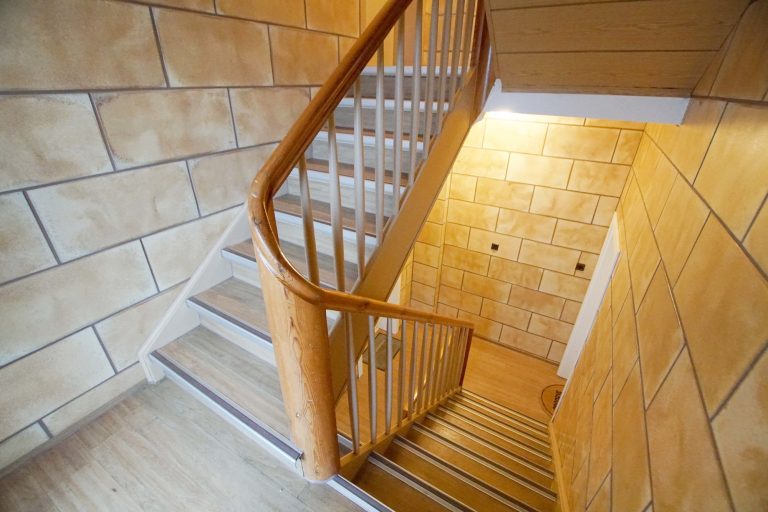 Immobilienangebot - Düsseldorf - Alle - Benrath: lukratives WGH mit 11 Wohneinheiten, 3 Gewerbeflächen & 2 Garagen in zentraler Lage!