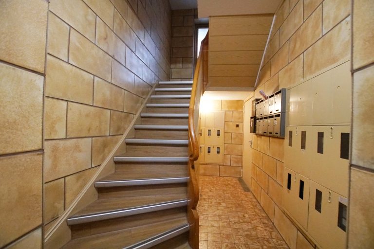 Immobilienangebot - Düsseldorf - Alle - Benrath: lukratives WGH mit 11 Wohneinheiten, 3 Gewerbeflächen & 2 Garagen in zentraler Lage!