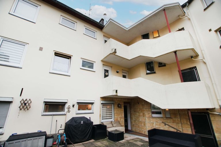 Immobilienangebot - Düsseldorf - Alle - Benrath: lukratives WGH mit 11 Wohneinheiten, 3 Gewerbeflächen & 2 Garagen in zentraler Lage!