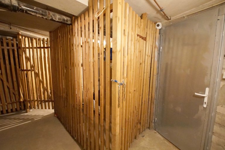 Immobilienangebot - Düsseldorf - Alle - Benrath: lukratives WGH mit 11 Wohneinheiten, 3 Gewerbeflächen & 2 Garagen in zentraler Lage!