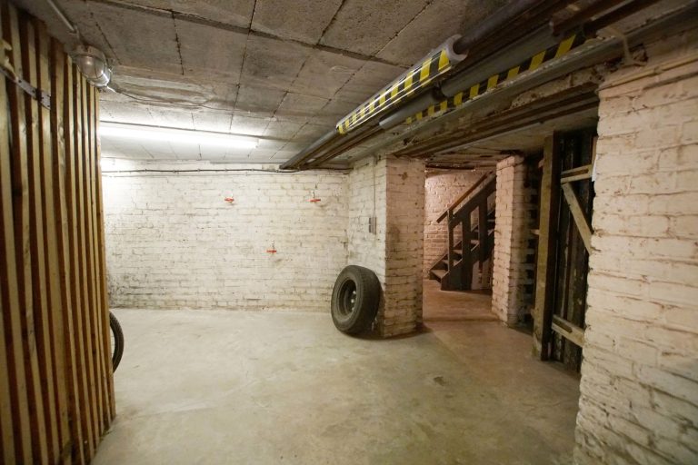 Immobilienangebot - Düsseldorf - Alle - Benrath: lukratives WGH mit 11 Wohneinheiten, 3 Gewerbeflächen & 2 Garagen in zentraler Lage!