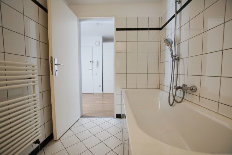 Immobilienangebot - Düsseldorf - Alle - Düsseldorf-Itter: geräumige und leerstehende 2-Zimmerwohnung im 1.OG mit Balkon in guter Lage!