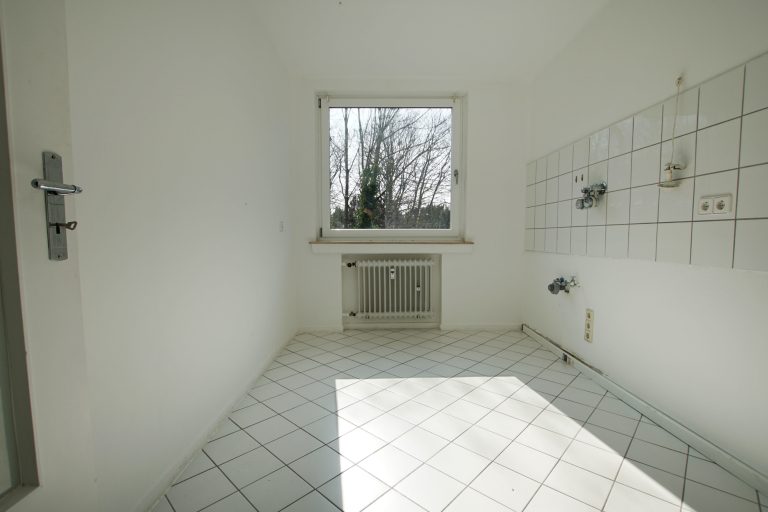 Immobilienangebot - Düsseldorf - Alle - Düsseldorf-Itter: geräumige und leerstehende 2-Zimmerwohnung im 1.OG mit Balkon in guter Lage!